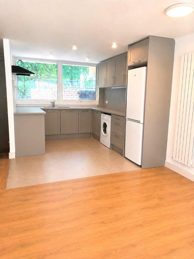 3 bed property in Malden Crescent, London